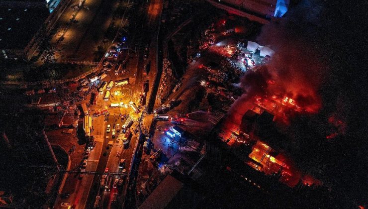 Bursa’da yanan dokumacılık fabrikasından çıkan duman kenti kapladı