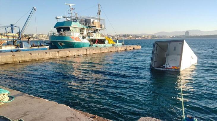 Balık almaya gelen kamyonet denize düştü