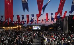 Üsküdar Belediyesi ev sahipliğinde açık alanlarda yapılan geleneksel sinema günlerinin ilki “Neşeli Günler” film gösterimiyle başladı